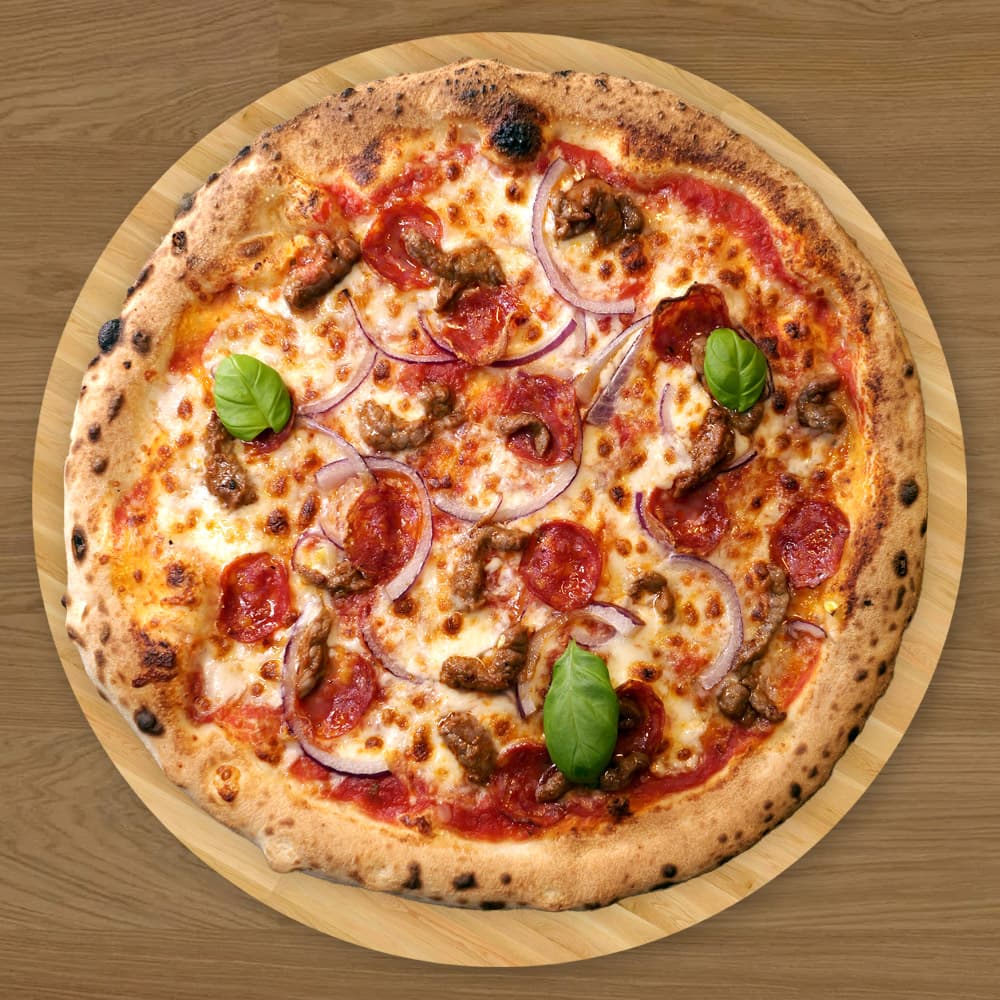 Arrabbiata - Pepperoni, løk og biff på tomatsaus og mozzarella, toppet med italiensk temperament. Arrabbiata kjent for sin sterke og krydrete smak