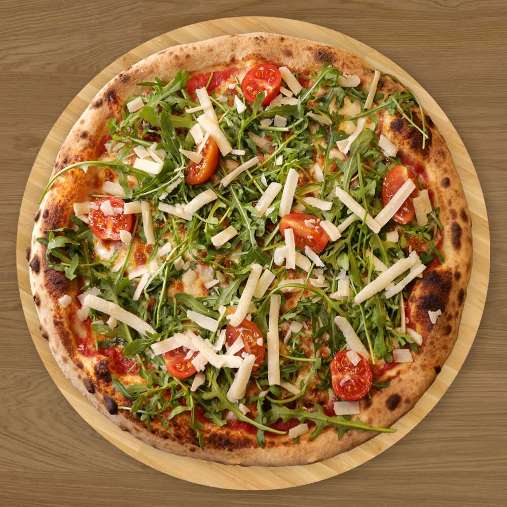 Rucola -  Rucola, cherrytomater og parmesan på klassisk tomat og mozzarella. En pizza som passer like godt til lunsj som middag