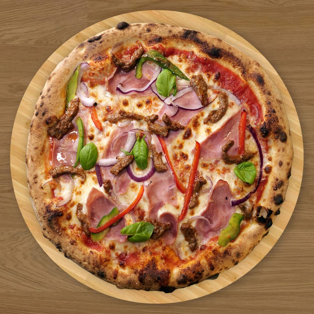 Bella Pizza - Skinke, biff, rødløk og paprika i perfekt harmoni. En robust, fyldig pizza som representerer alt vi står for: gode råvarer, tid og ekte håndverk.