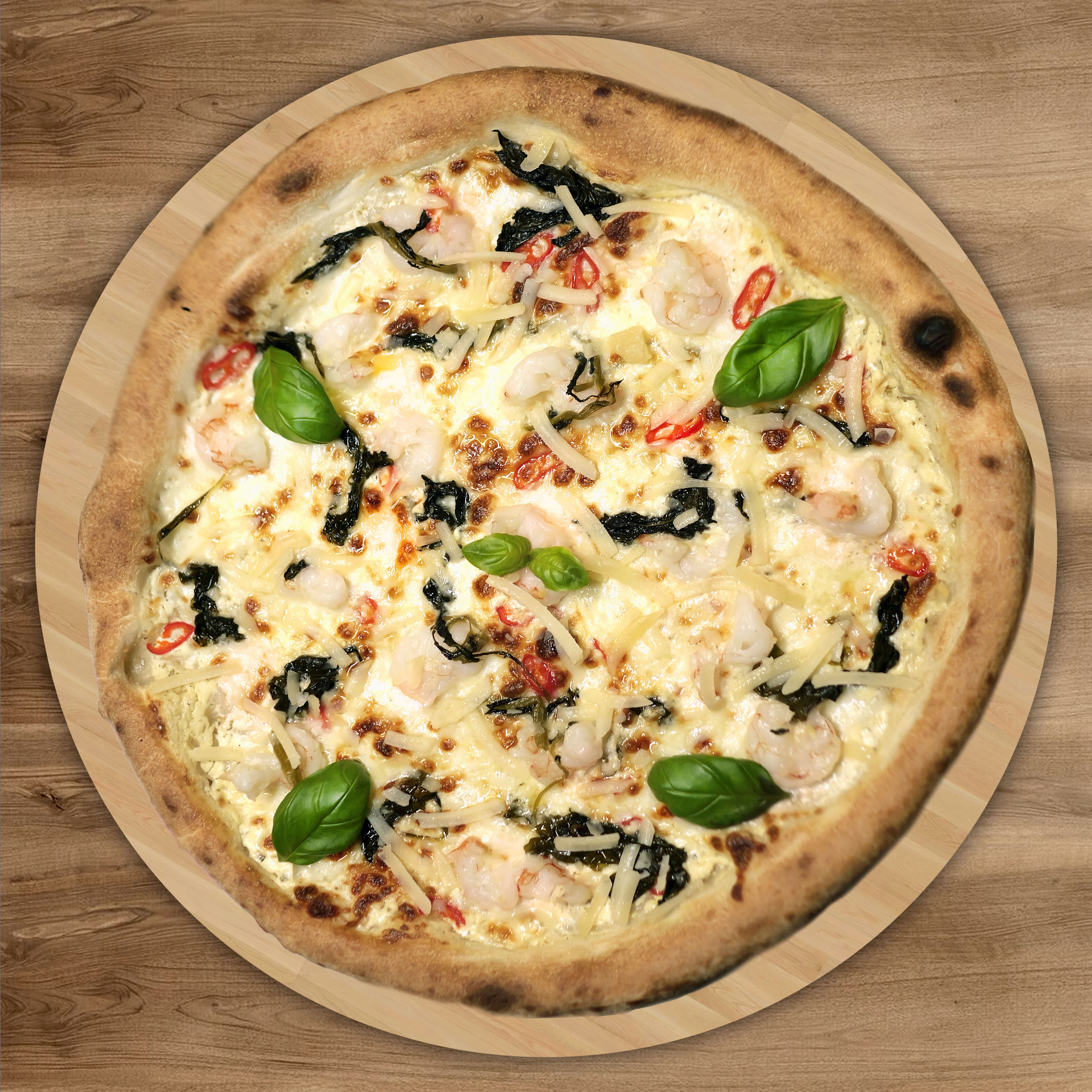 Scampi e Friarielli - Scampi, mozzarella og parmesan på hvit saus, toppet med friarielli og et lite sting av chili. En elegant pizza med tydelig italiensk preg