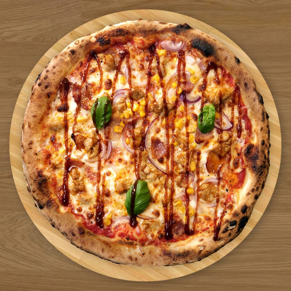 BBQ kylling - Bacon, rødløk, kylling, mais og BBQ-saus – en amerikansk-inspirert pizza med Bella-touch