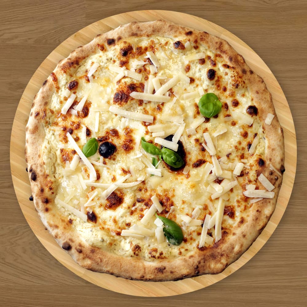 Quatro Formagi - Mozzarella, gorgonzola og parmesan på hvit saus. Kremet, fyldig og delikat – en smak av luksus